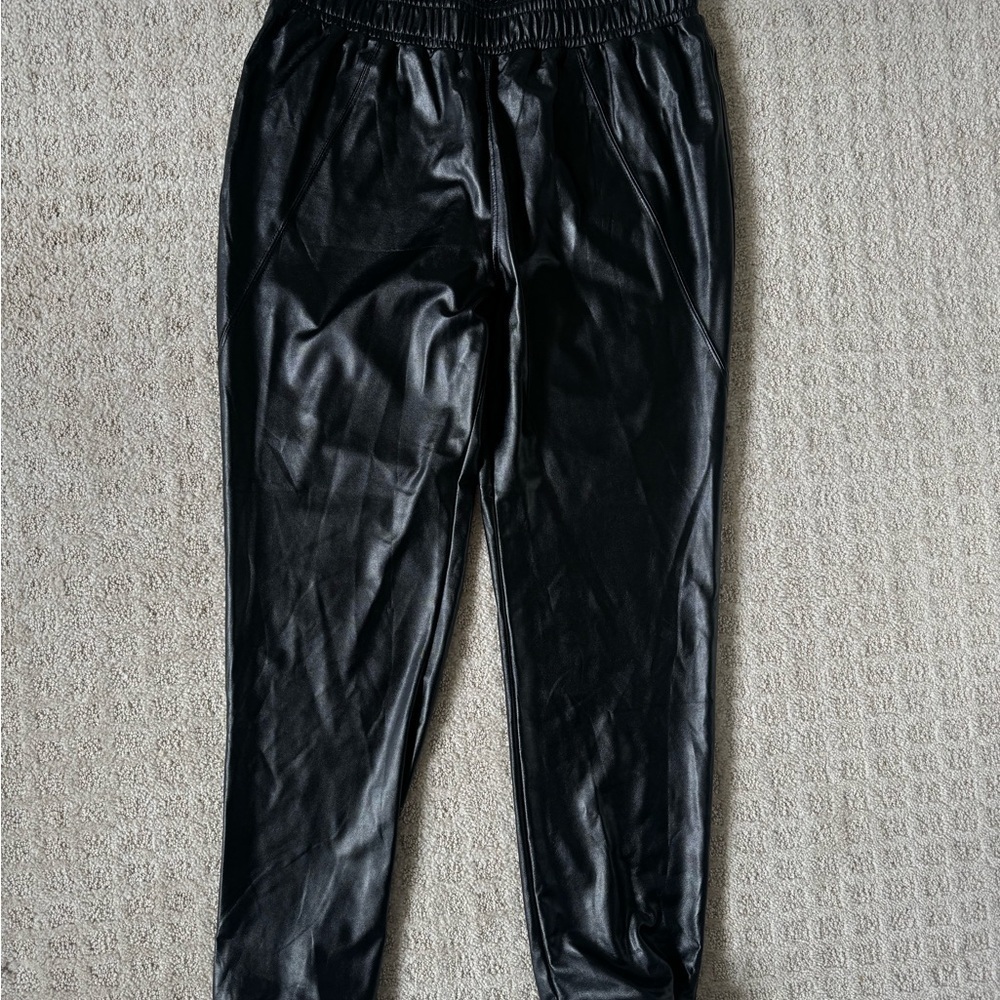 David Lerner women’s black shiny jogger style faux leather pants size small 4 6